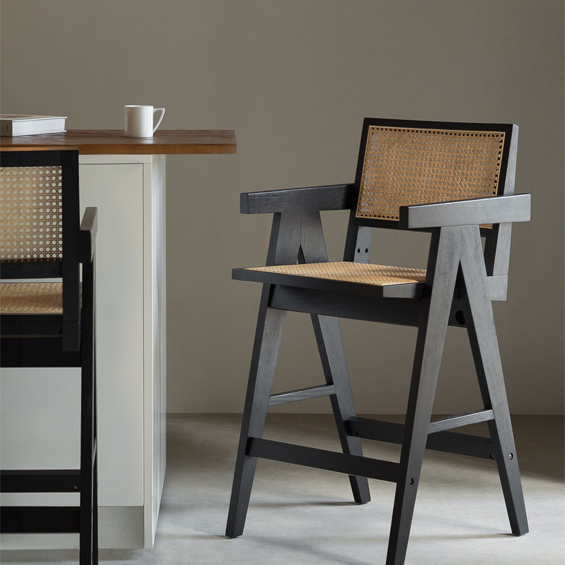 Lore juodo medžio pusbario kėdė šalia virtuvės salelės | decorada.lt