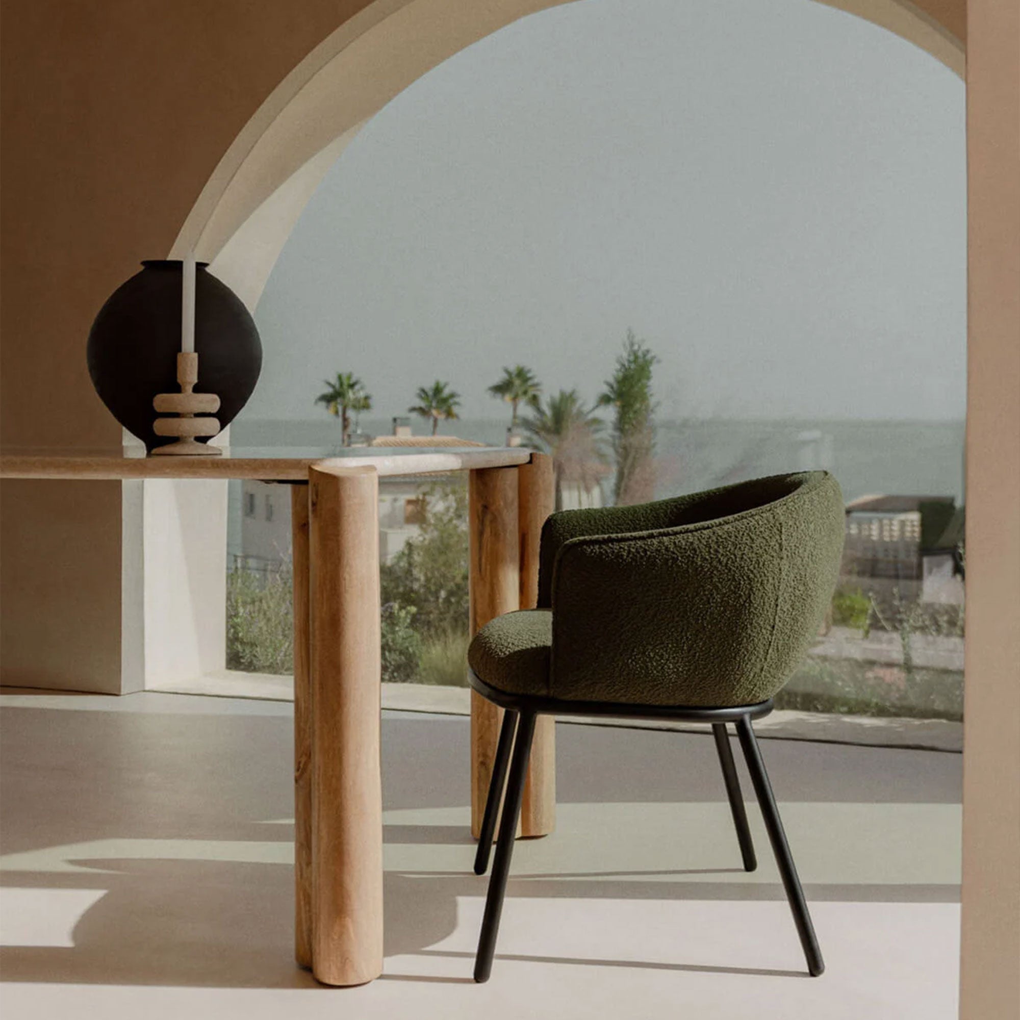 RELEXA žalia valgomojo kėdė su metalinėmis kojomis prie natūralaus medžio stalo, modernus interjeras