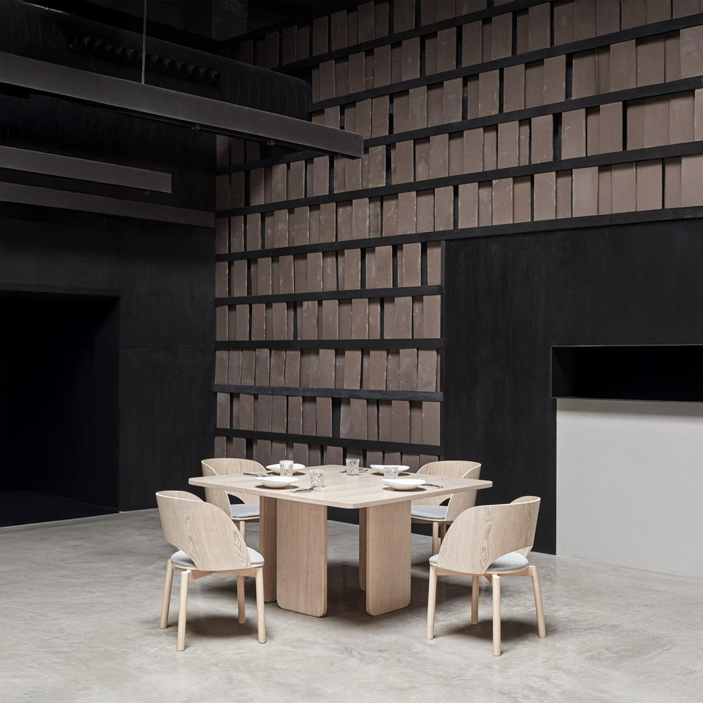 Stalas ARQ 137 × 137 cm