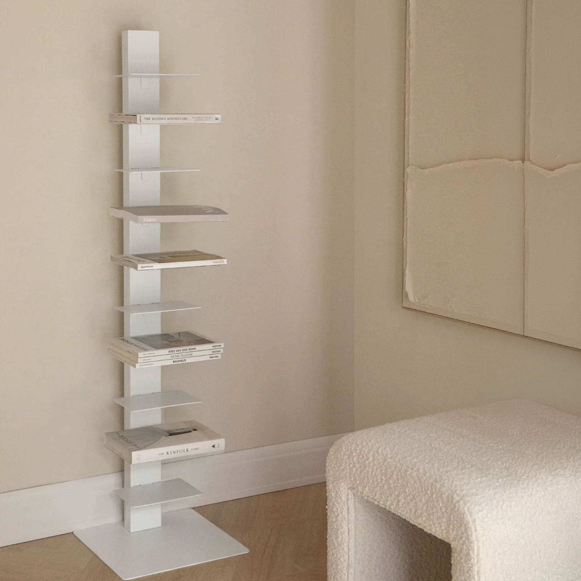 Minimalistinė knygų lentyna iš plieno dažyta milteliniu būdu baltai skandinaviškame interjere